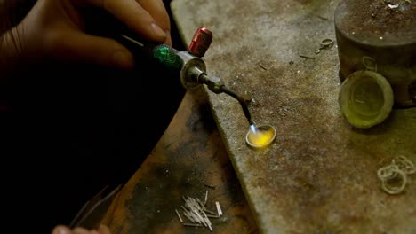 diseñador de joyas trabajando en el taller 4k