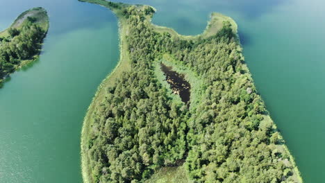 hermosa isla del lago con estanque de agua en el interior, vista aérea de drones