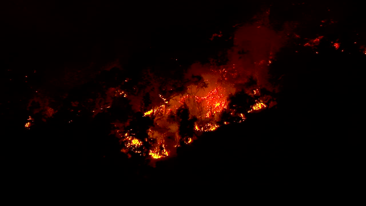 벤추라와 산타바바라 캘리포니아 1 근처의 101번 고속도로 위 언덕에서 토마스 화재가 타오릅니다.