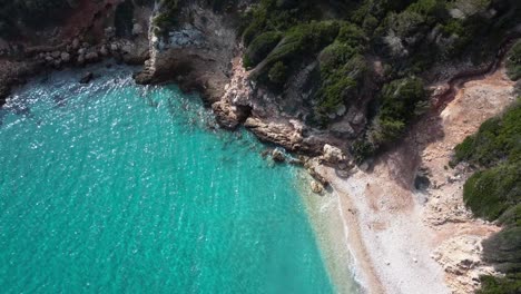 Vacaciones-De-Ensueño-En-La-Playa,-Agua-Turquesa-De-Cerdeña,-Vista-Aérea-De-Drones,-Día