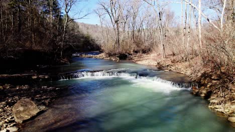 Drohnenflug-Einen-Fluss-Hinunter