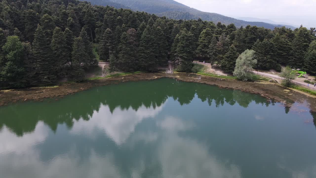 dron aéreo del paisaje del lago natural