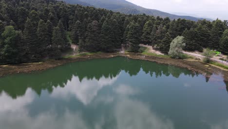 Drone-Aéreo-De-Paisaje-Natural-Del-Lago