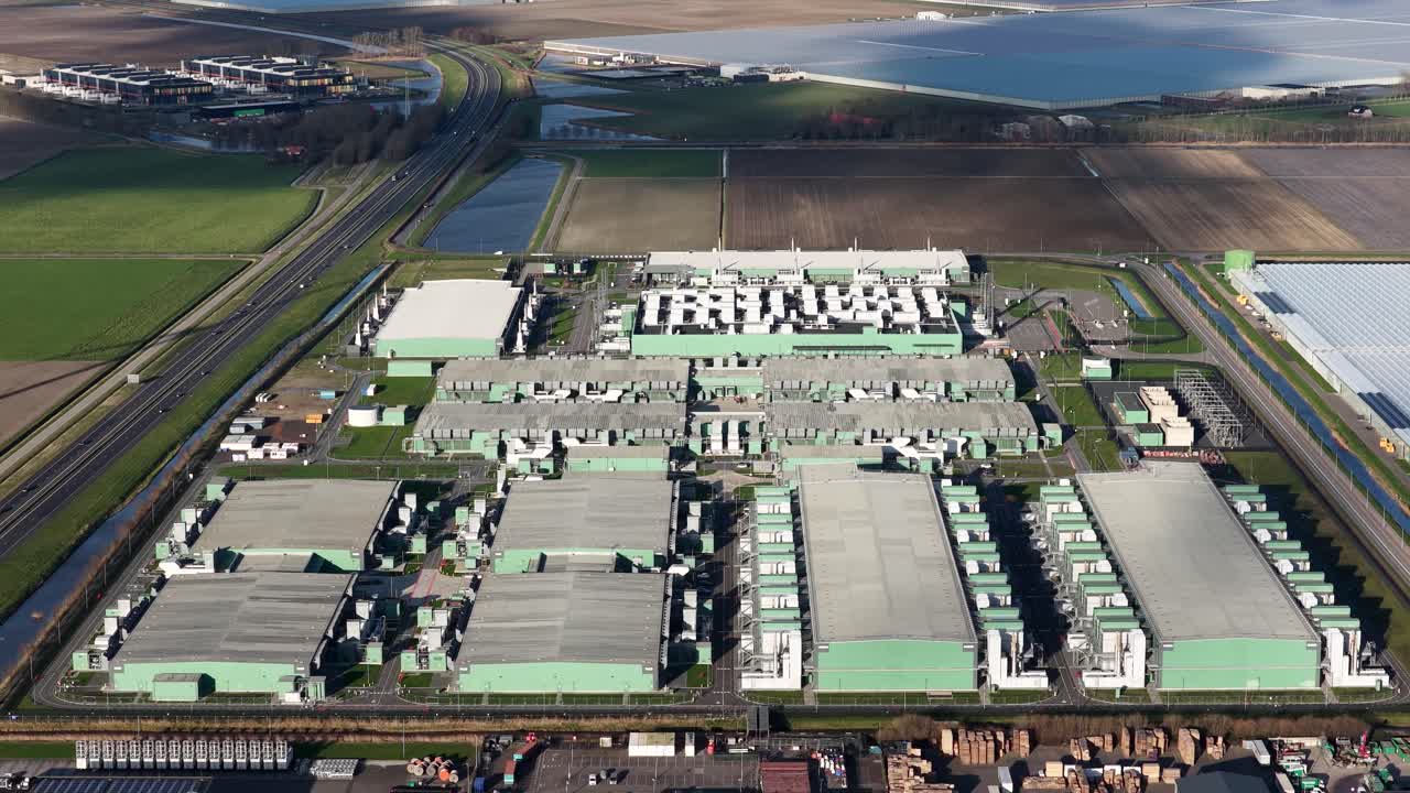Droneoptagelse i fugleperspektiv af storstilet computer- og telekommunikationsinfrastruktur, der viser et avanceret datacenterkompleks med serversystemer, Cloudcomputing og digital teknologi i Holland