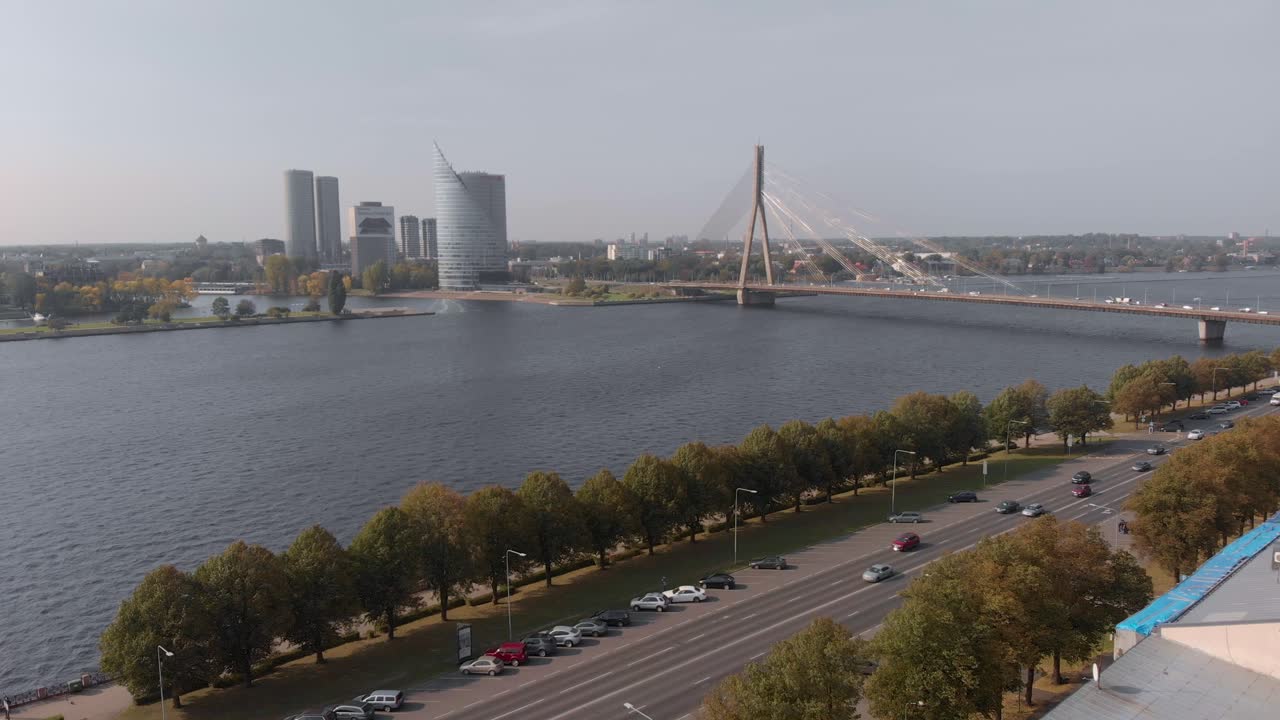 구름 없는 맑은 날 리가, 라트비아의 반수 다리를 향해 날아가는 드론 항공