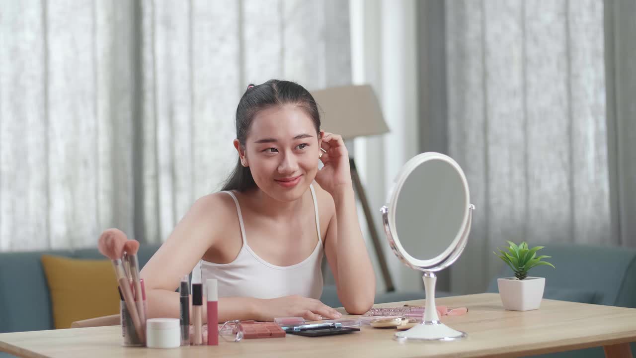 화장을 하는 여자