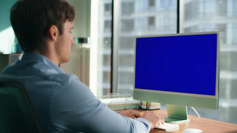 ceo hombre mirando pantalla azul computadora de primer plano. dispositivo de maqueta de escritura ejecutivo