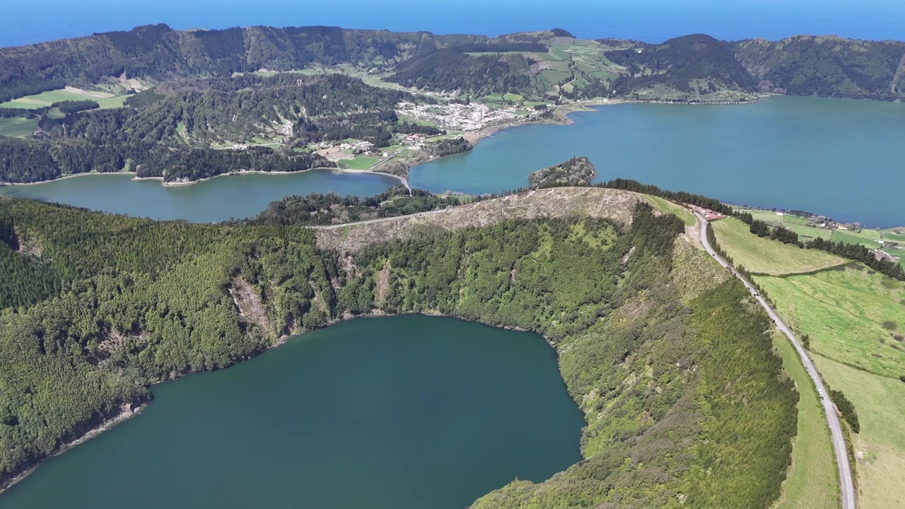 Ilmakuva Sete Cidadesin tulivuorikraatterin kaksoisjärvistä, São Miguelissa, Azoreilla. Drone-lento Atlantin saariston rehevien vihreiden harjanteiden ja turkoosien laguunien yli.