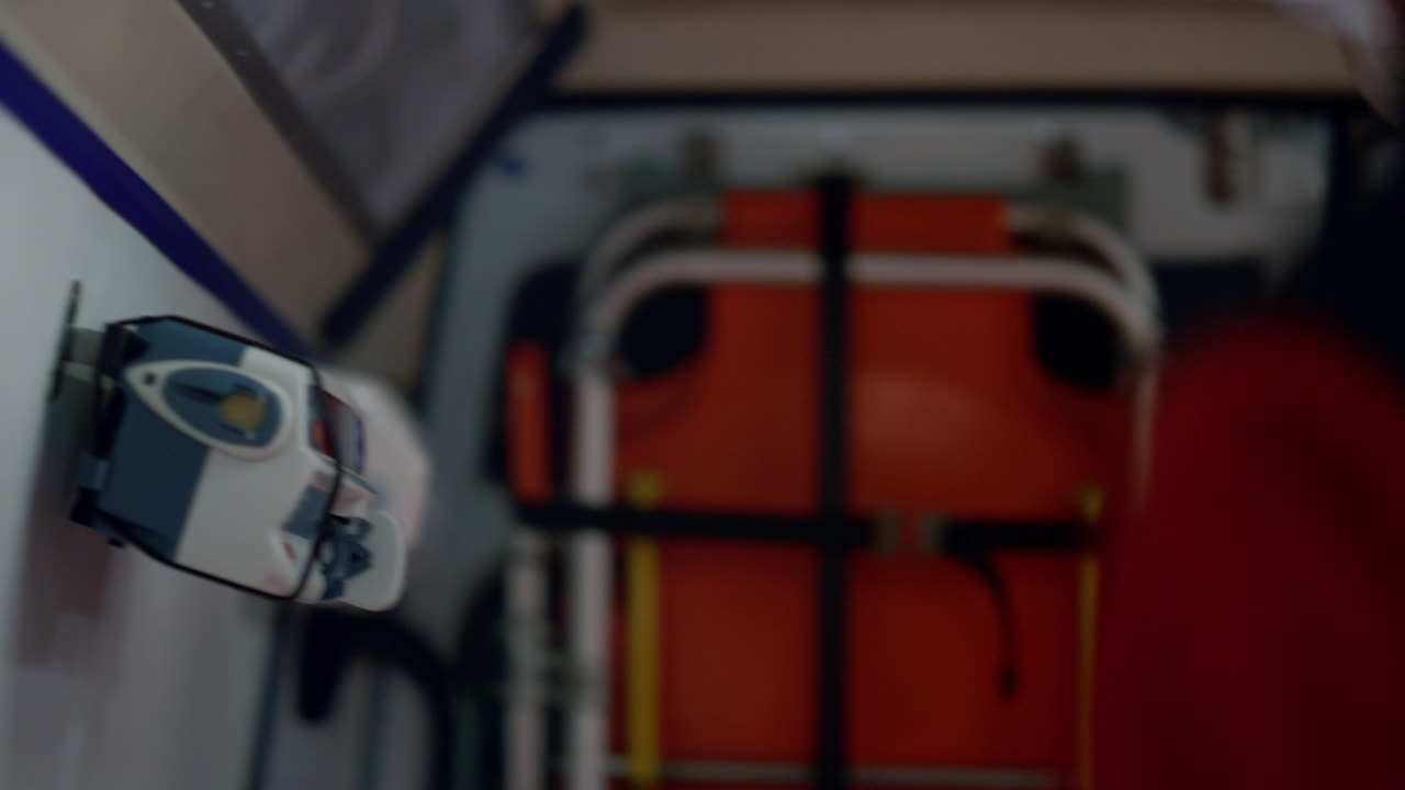 ambulancia paramédica explicando sus deberes a un colega. médico hablando con un compañero de trabajo