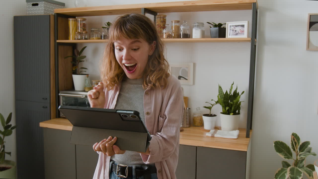 mujer con tableta en cocina