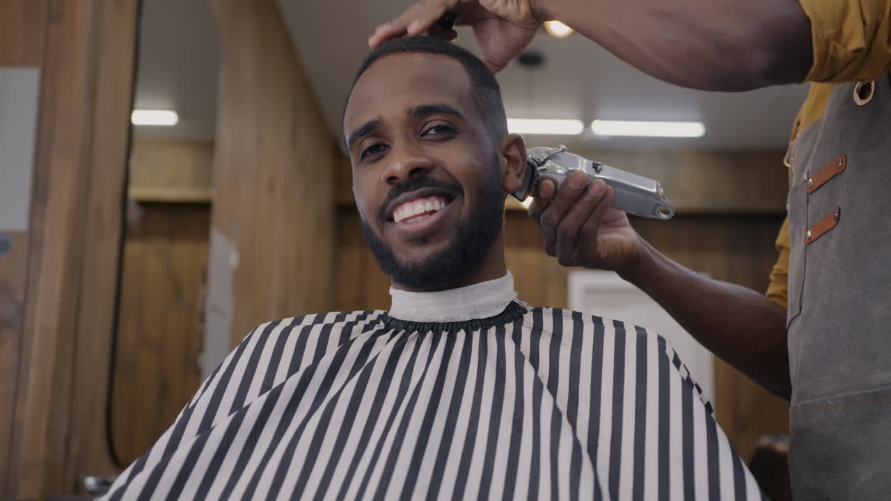 un hombre se corta el cabello en una barbería.