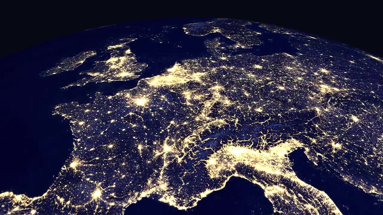 Animazione digitale che si avvicina dallo spazio profondo verso città europee illuminate di notte con etichette dei paesi