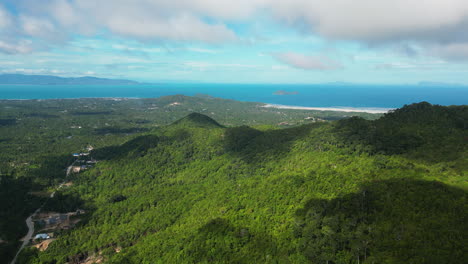 Vista-Al-Mar-Desde-Exuberantes-Colinas-Verdes-En-La-Costa-De-Koh-Phangan-En-Tailandia