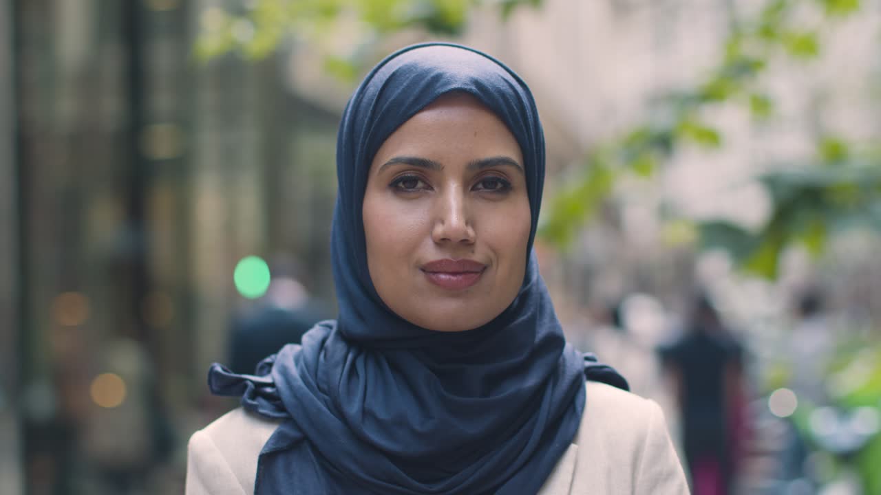 도시 사무실 앞 에 서 있는 무슬림 사업가 여자 의 초상화 3