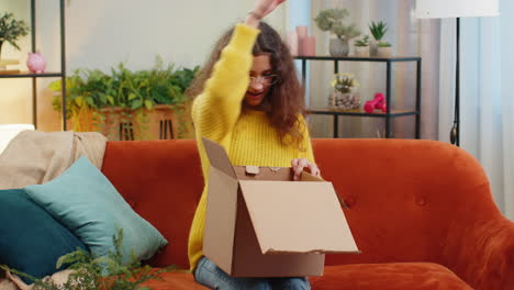 Niña-Feliz-Comprador-Desempacando-Caja-De-Cartón-Paquete-De-Entrega-Compras-En-Línea-Compra-En-Casa