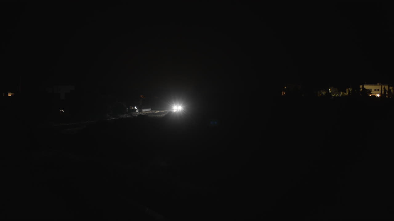 밝은 헤드램프 밤에 움직이는 차의 불빛