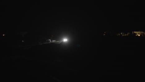 faros brillantes luces de un coche en movimiento por la noche