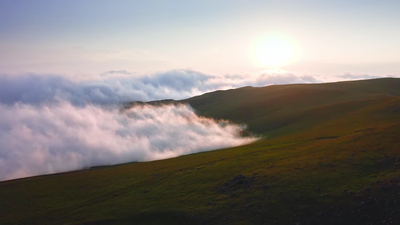 puesta de sol sobre un denso valle montañoso cubierto de nubes en las tierras altas de adjara, georgia