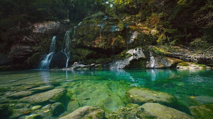 Video loop Cinemagraph 4K UHD senza interruzioni della cascata Virje sul fiume di montagna Soča nel Parco Nazionale del Triglav in Slovenia