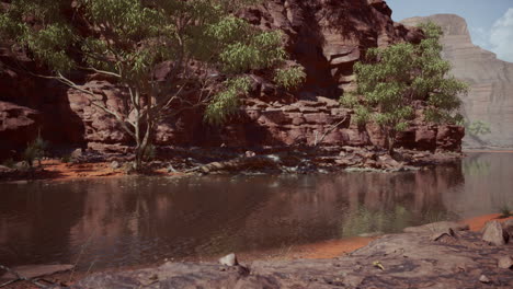 Colorado-River-Mit-Wunderschönen-Sandsteinwänden-Und-Schluchten