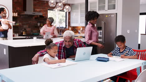 Niños-Haciendo-Los-Deberes-En-Una-Ocupada-Casa-Familiar-De-Varias-Generaciones.