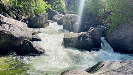 una hermosa escena de un pequeño río en un sendero en el parque nacional de yosemite