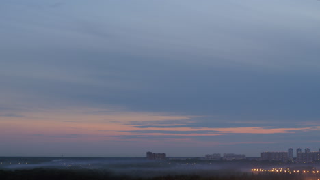 Escena-Con-Casas-Altas-Distantes-Y-Niebla-Al-Atardecer