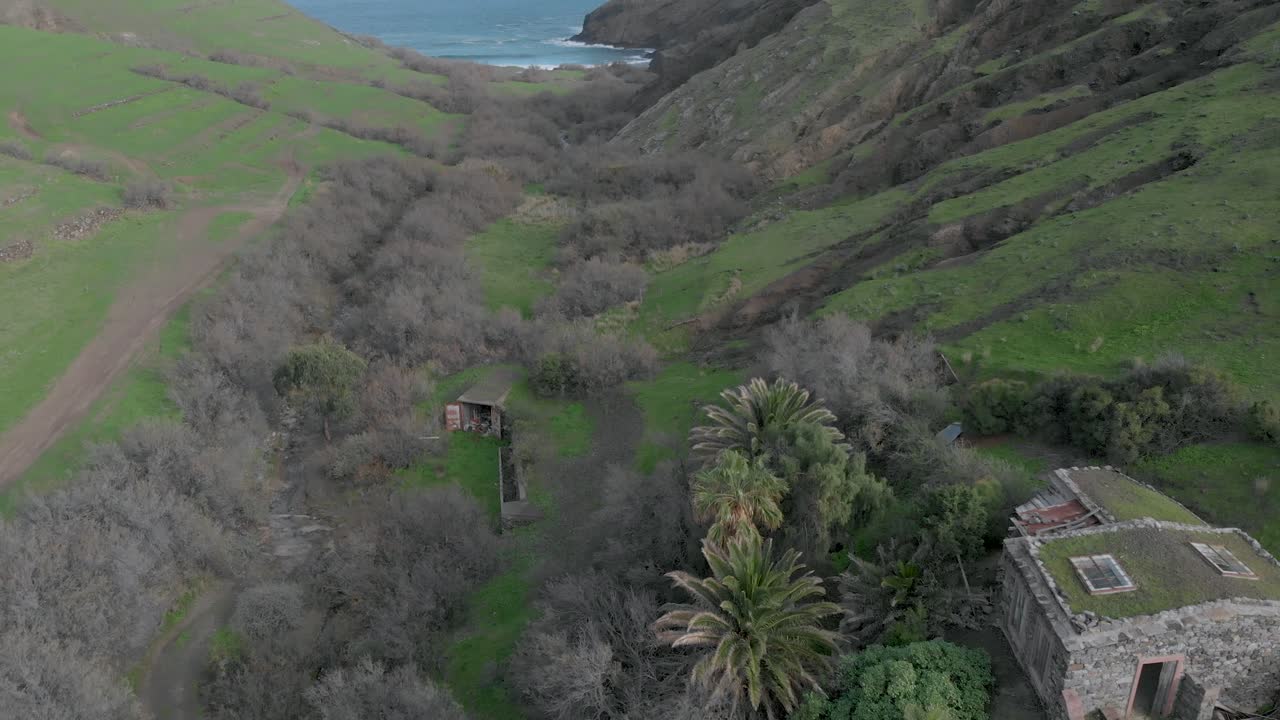 세라 데 덴트로(serra de dentro) 시골과 바다를 배경으로 공중 전방 공개