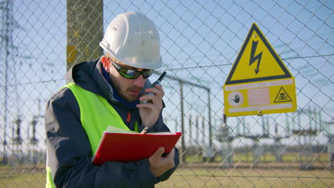 Empleado-Informa-Por-Radio-Sobre-Los-Resultados-De-La-Inspección-De-La-Instalación-Eléctrica