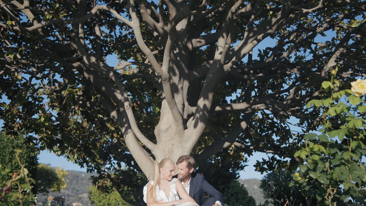 나무  에서 휴식 하는 부부