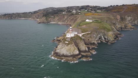 Baily-Leuchtturm-In-Howth-Head,-Bucht-Von-Dublin,-Irland---Drohnenaufnahme-Aus-Der-Luft