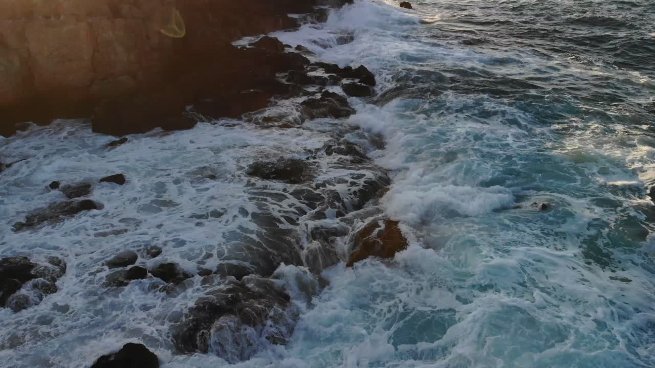 Tramonto su una bellissima costa a Creta