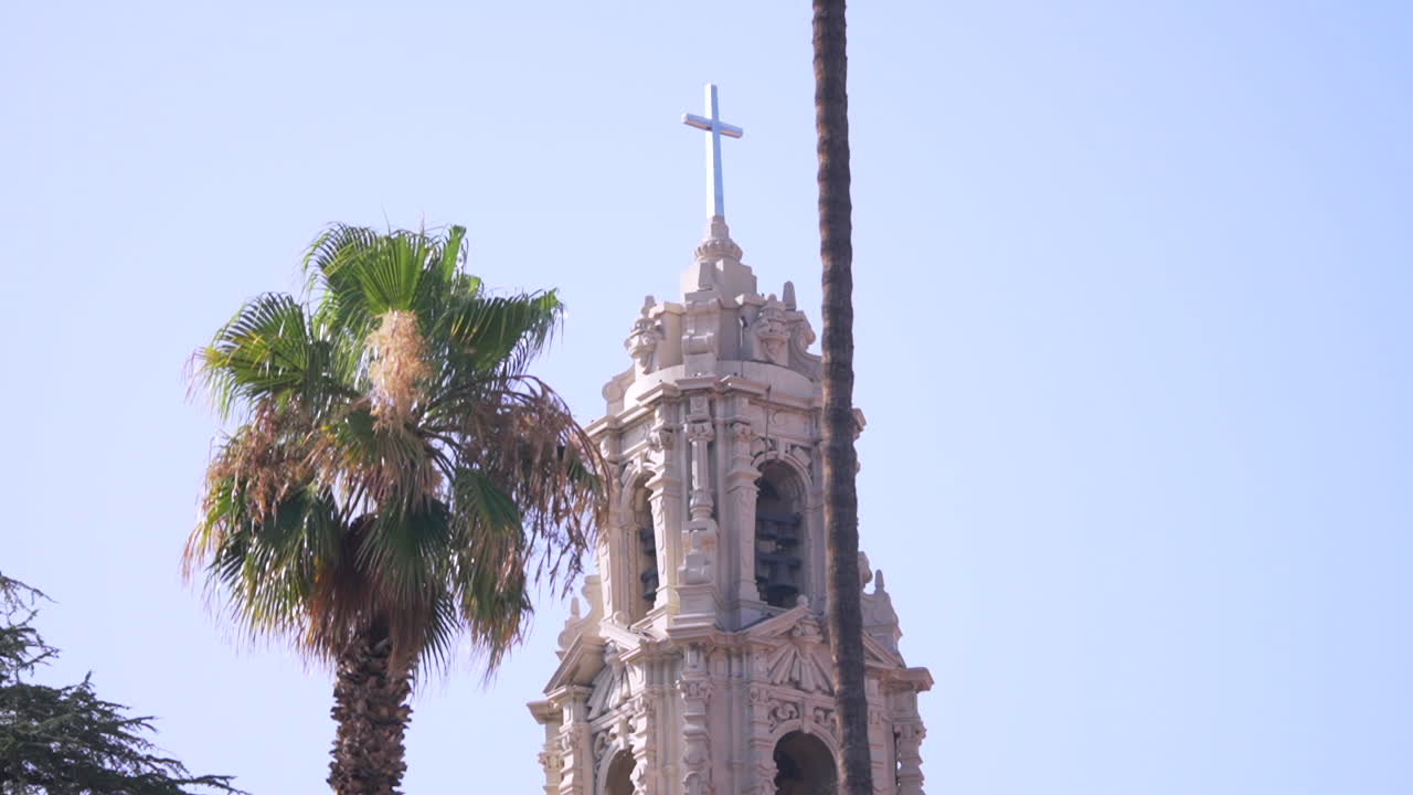 vista de la parte superior de una iglesia con palmeras en primer plano en california