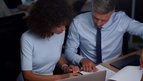 Businessman-and-businesswoman-making-financial-business-deal-in-office