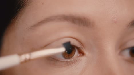 mujer aplicando maquillaje de cejas