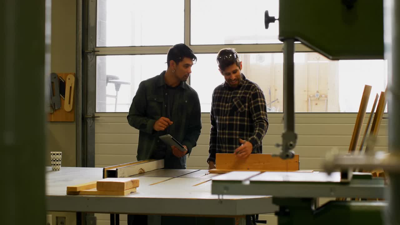 작업실 4k 에서 일 하는 목수 들