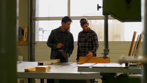 carpinteros que trabajan en el taller 4k