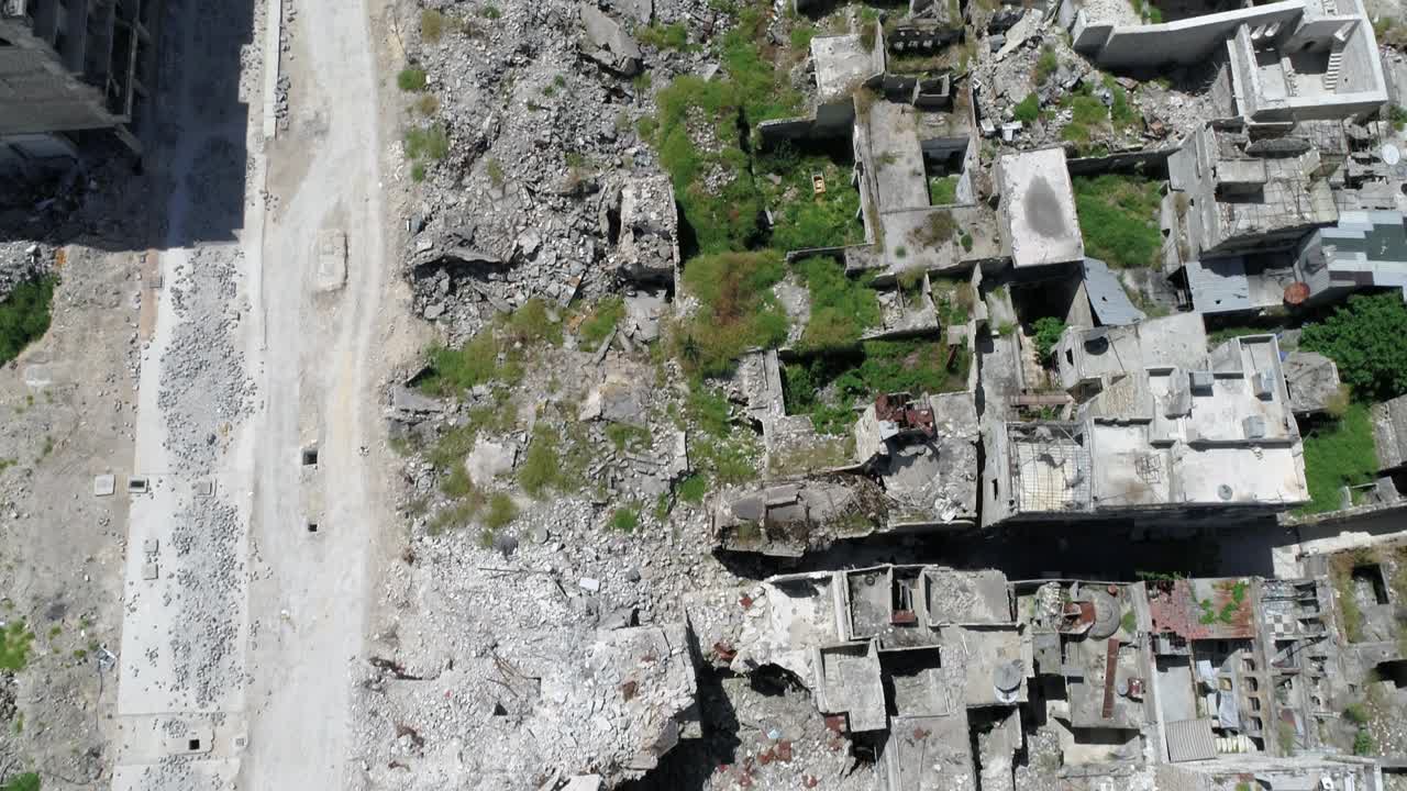 시리아 알레포의 한가운데에 있는 고대 도시의 건물 위에서 드론으로 찍은 공중 사진. 전쟁이 끝난 지 10년도 지나지 않아도 여전히 파괴된 건물들을 볼 수 있습니다.