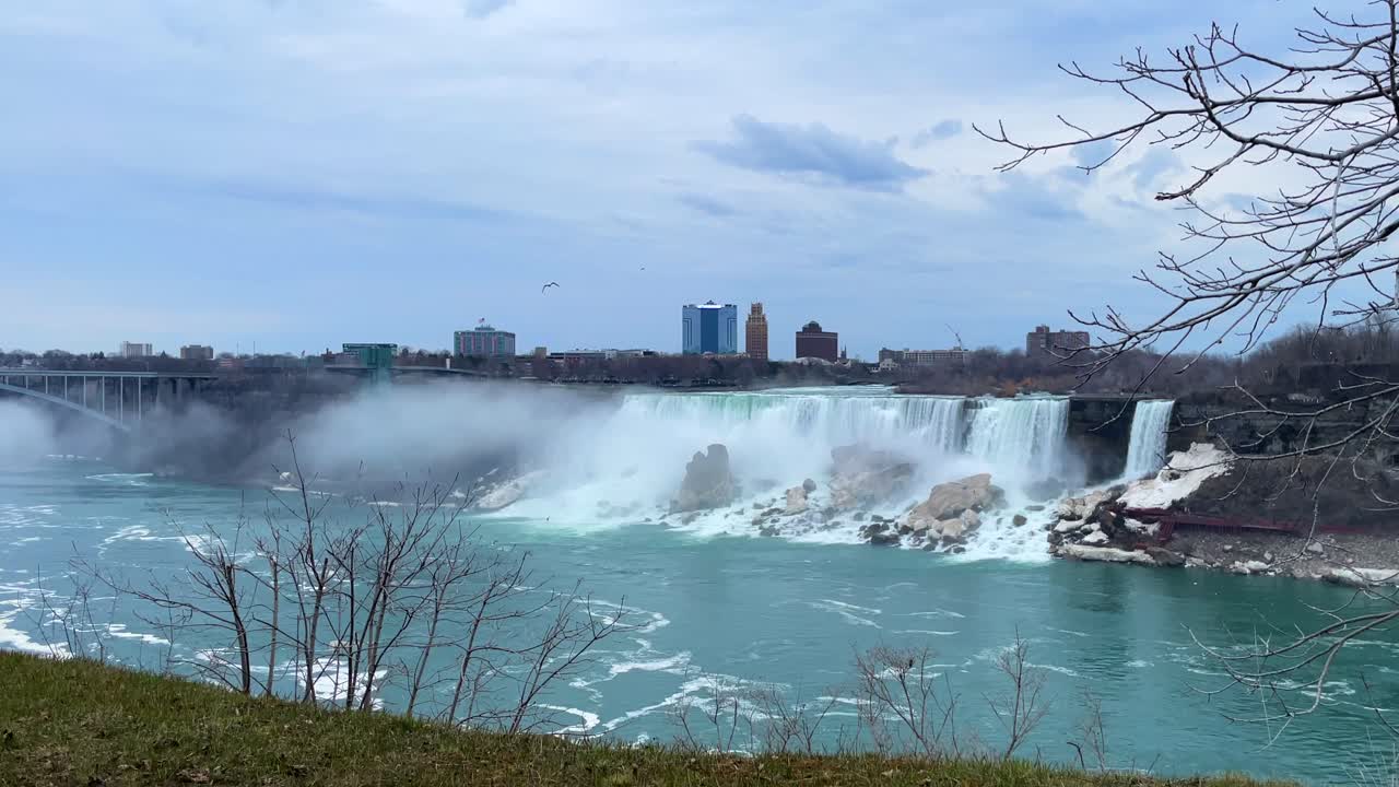 Slow motion delle Cascate del Niagara, ampia veduta del lato americano in una giornata nuvolosa.
