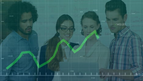 animación del procesamiento de datos financieros sobre diversos colegas que discuten el trabajo en la oficina