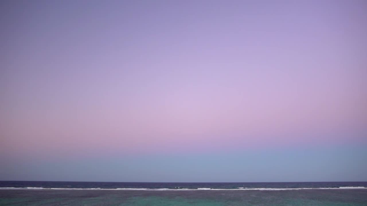 모리셔스 해변에서 보라색과 분홍색 하늘 빛