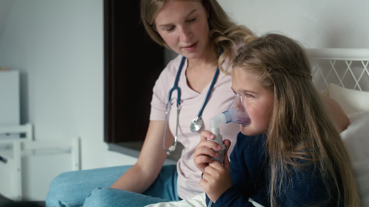 Pediatra che dà il nebulizzatore a un bambino malato a casa