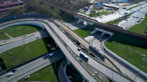 vista aérea de una intersección de autopista