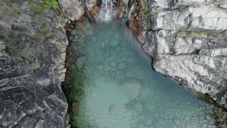 Cascada-Da-Portala-Do-Homem-Cascada-Con-Impresionante-Piscina-Clara,-Parque-Nacional-De-Gerês,-Portugal