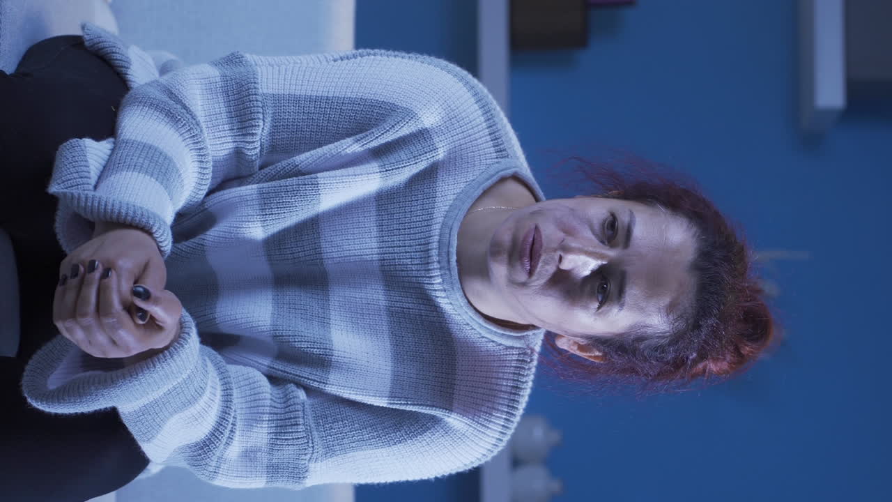 el video vertical de la mujer que busca venganza es ambicioso.