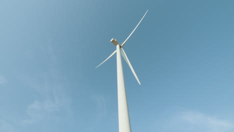 turbina eólica contra un cielo despejado