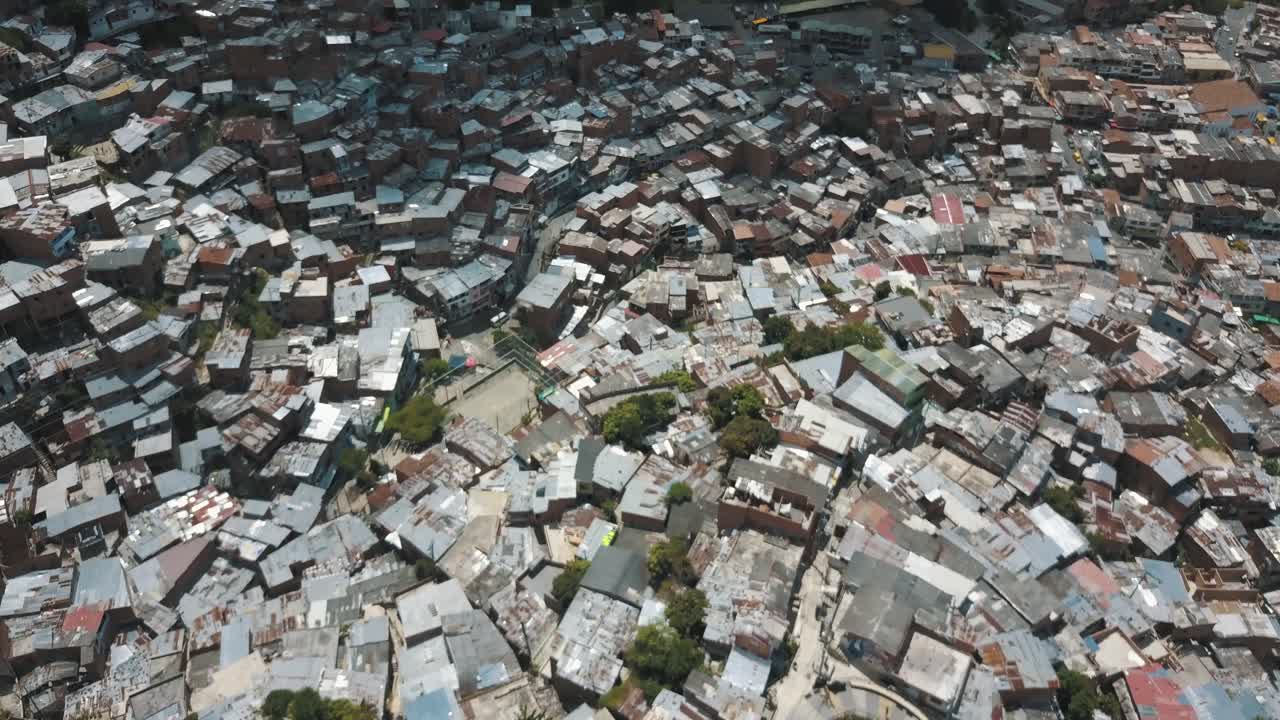 comuna 13 slums, medellin, colombia에 있는 산들을 드러내는 가난한 동네에 있는 집들의 드론 조감도