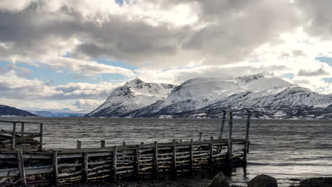 Norwegens-Malerische-Landschaftsberge,-Die-Am-See-Im-Malangsfjord-Mit-Schnee-Bedeckt-Sind