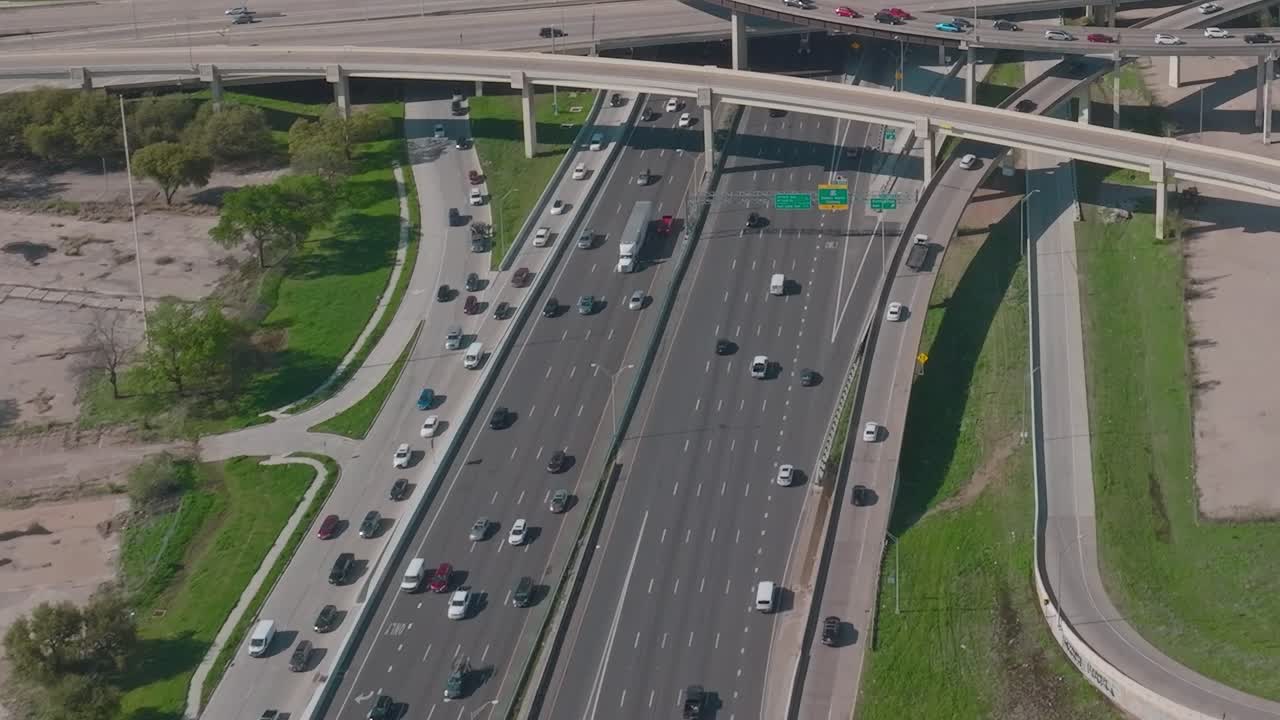 Vista del centro di Dallas con strade e traffico in Texas