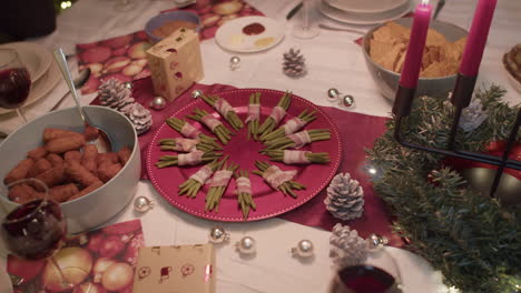 cena de navidad, judías verdes con tocino, de mano, medio, foco